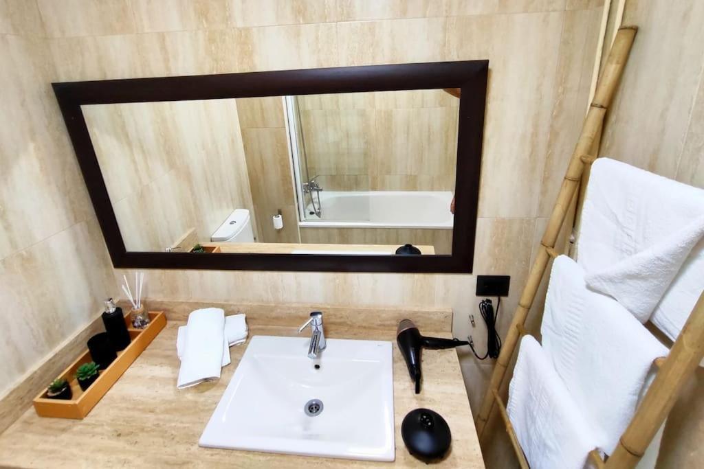 Tranquilo Apartamento Con Parking Gratis Vigilado 24H 비고 외부 사진